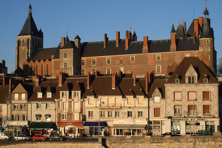 Château de Gien ve Loire'ın üzerindeki eski evler