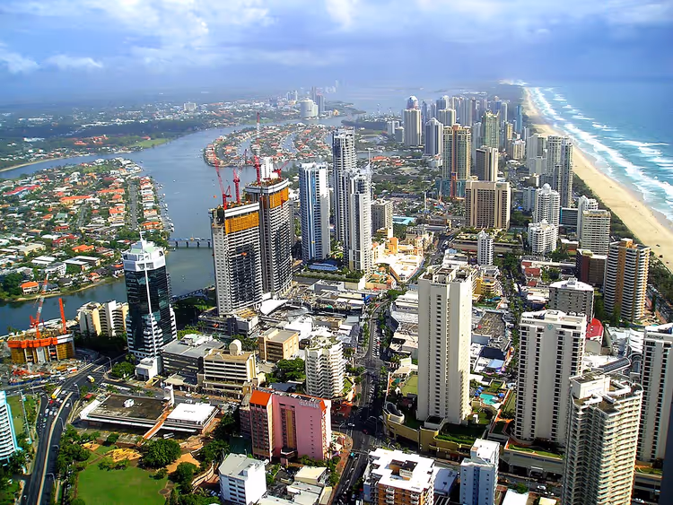 Panorama van de Gold Coast met wolkenkrabbers, strand en oceaan