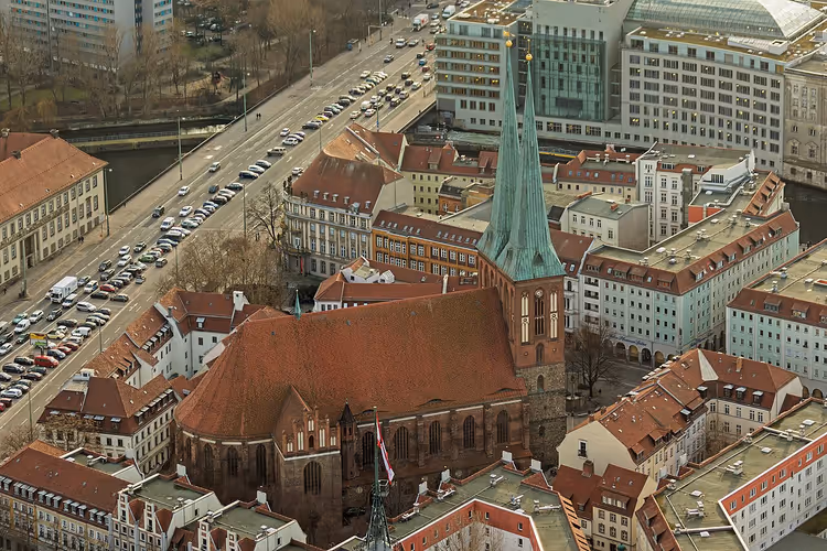 Luchtfoto van de Nikolaikirche met zijn groene spits