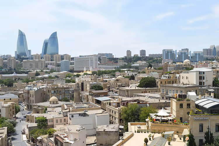 Le Flame Towers sopra i tetti della Città Vecchia di Baku