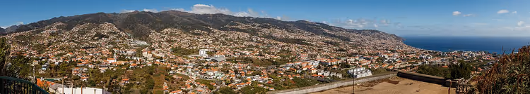 Panorama von Funchal, Madeira, mit Bergen und Meer