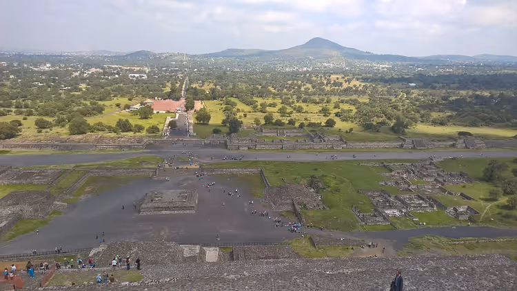 Utsikt fra Solpyramiden over den gamle byen Teotihuacan