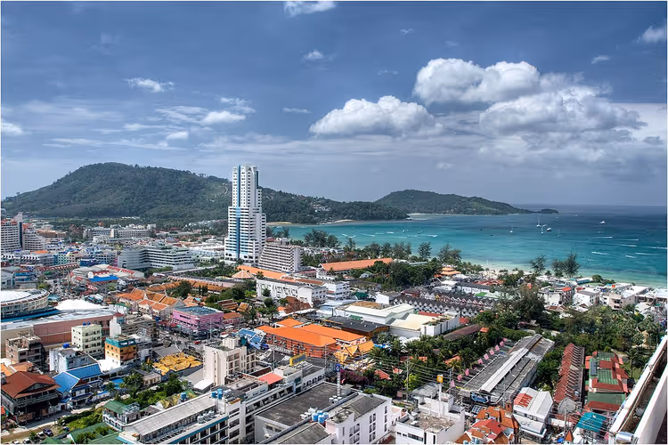 Yukarıdan Patong panoraması: şehir, plaj ve deniz