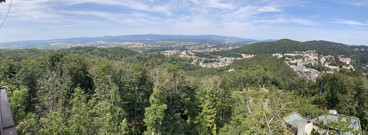 Ormanlık tepelerin üzerinden Karlovy Vary panoraması