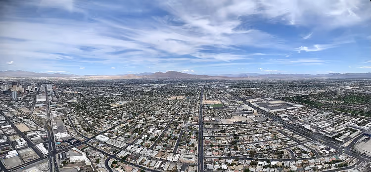 Las Vegas' skyline ovenfra med fjell i det fjerne