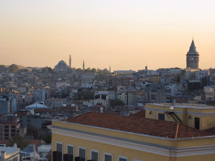 Istanbuli õhtune panoraam Galata torniga