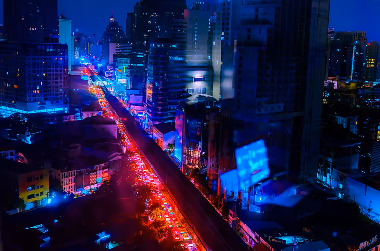 Gece trafik ve neon ışıklarla Sukhumvit Yolu