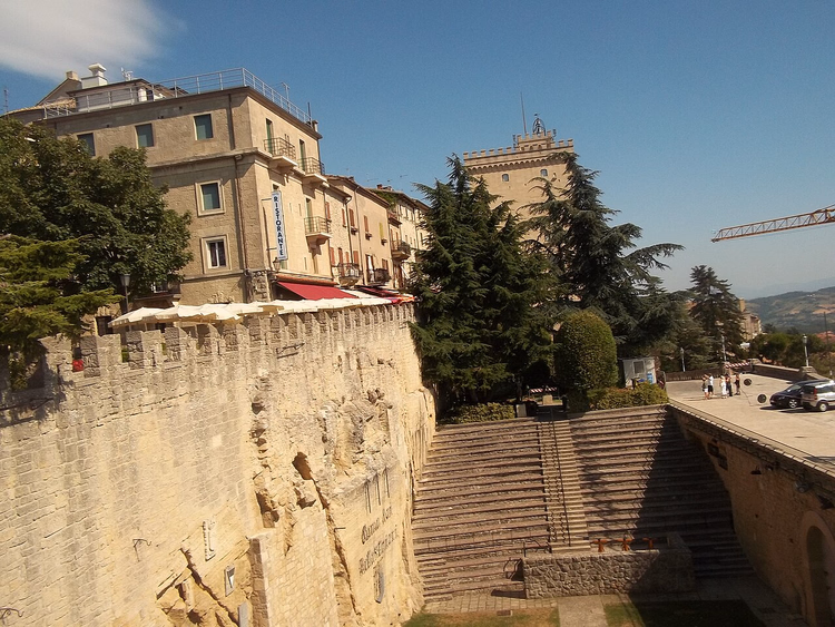 Festningsmur og gamlebyen i San Marino