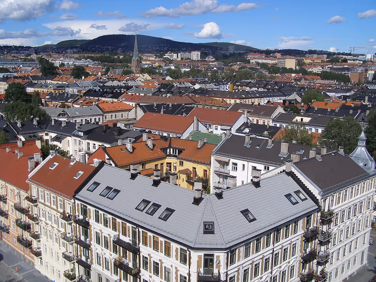 Yukarıdan Oslo'nun Grünerløkka semtinin çatıları