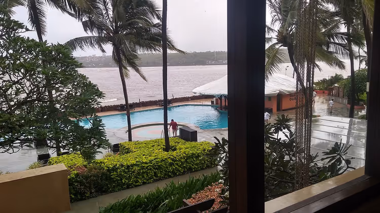 Marriott otelinden havuz ve deniz manzarası