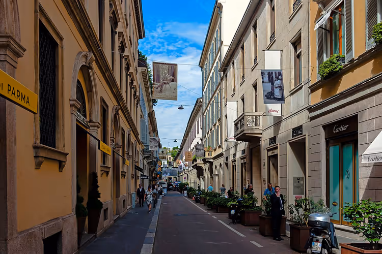 Milano-gate med Cartier-butikker og grønne planter