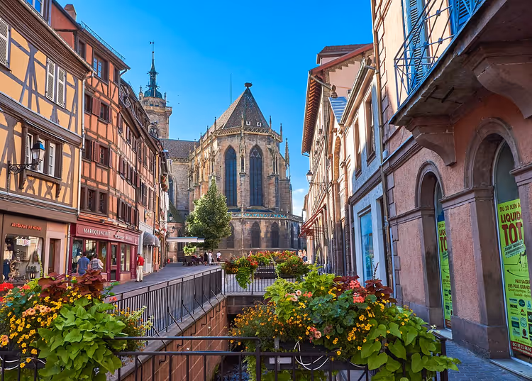 Blumengesäumte Kanäle und Fachwerkhäuser in Colmar