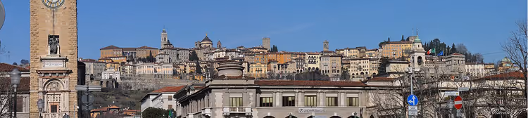 Panorama van Bergamo Alta met een toren en oude huizen