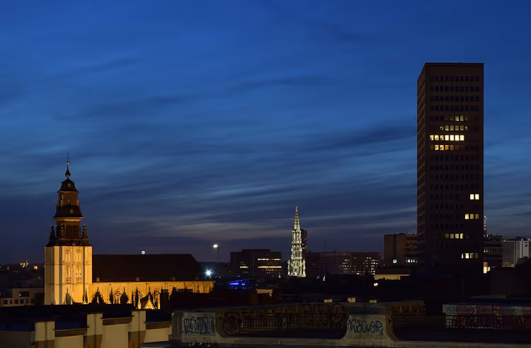 Barokke toren van de Kapellekerk tegen de avondlucht