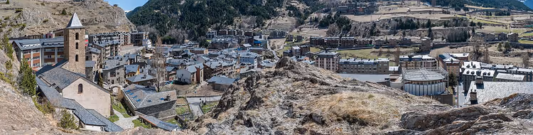 Vista panoramica del paese di montagna di Canillo con una chiesa e delle case
