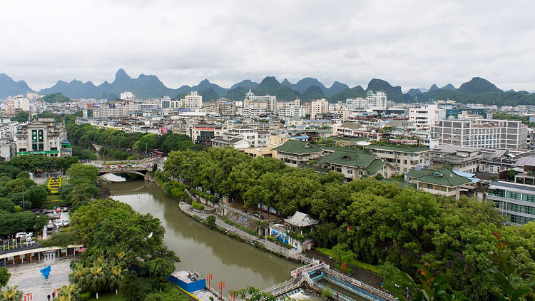 Panorama von Guilin mit Karstbergen am Horizont