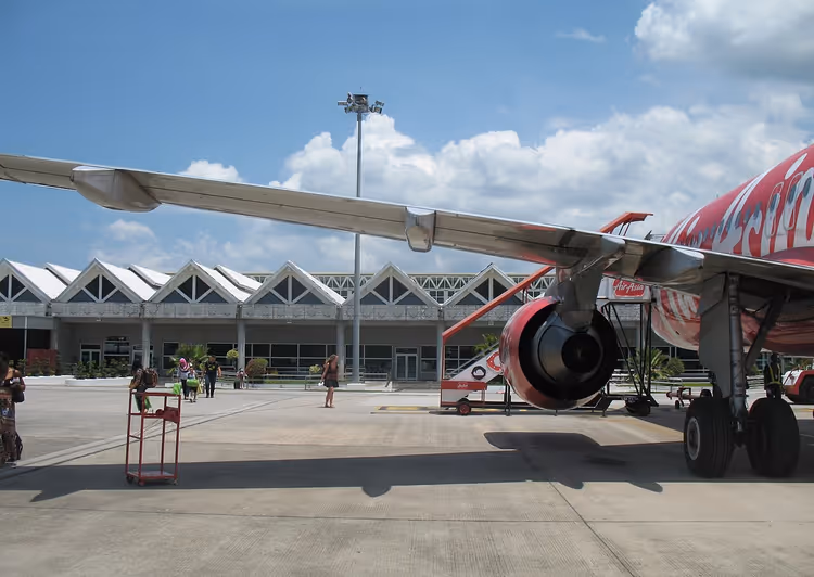 Самолёт AirAsia на перроне аэропорта Лангкави