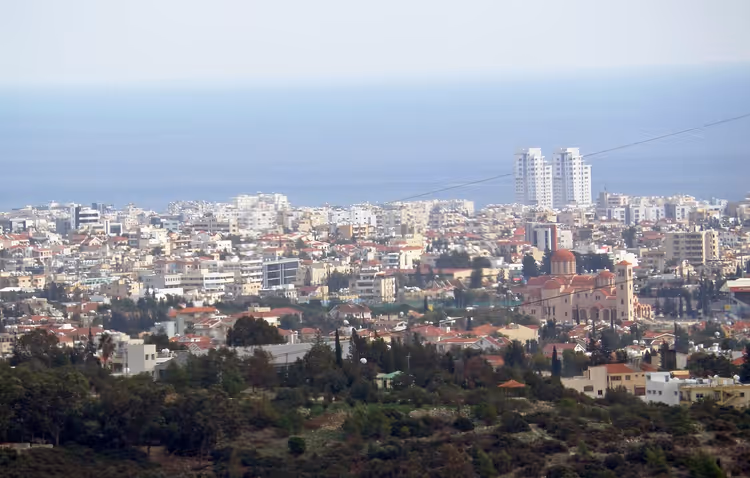 Panorama von Limassol mit einer Kirche und Hochhäusern am Meer