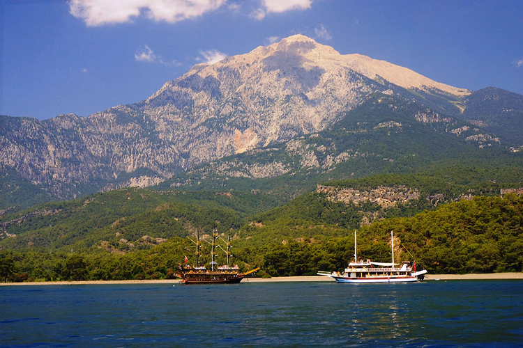 Tahtalı-Berg über dem Meer und Pinienwald