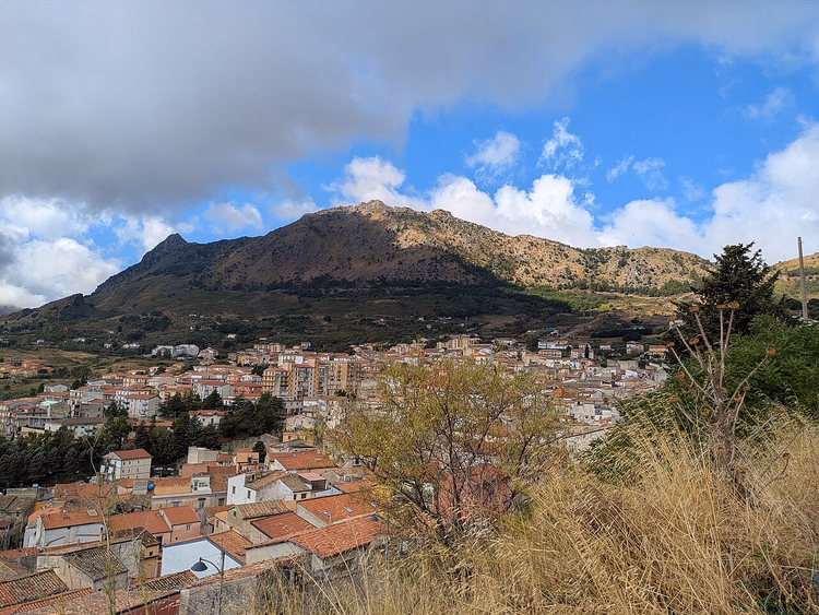 Piana degli Albanesi ved foten av et klippefjell