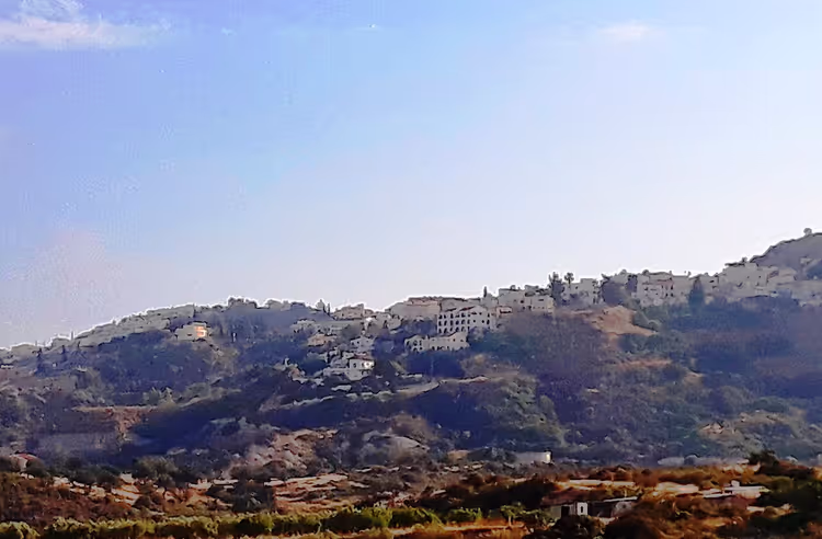 Panorama av Pissouri med hvite hus på en ås