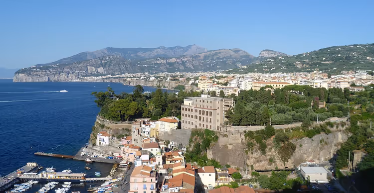 Panorama de Sorrente avec la mer, les falaises et les montagnes