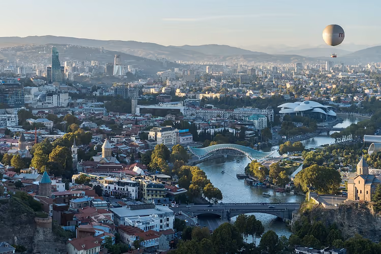Blick auf Tiflis mit dem Fluss und der Brücke des Friedens