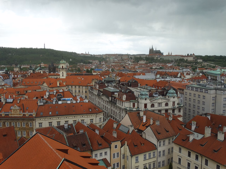 I tetti rossi della Città Vecchia e il Castello di Praga