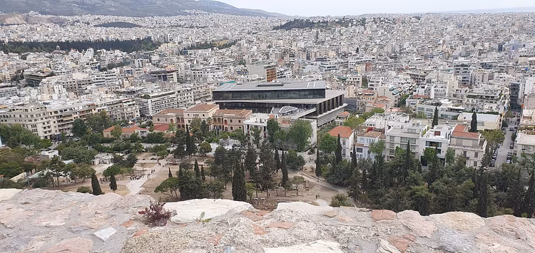 Det nye akropolismuseet mot Athens bylandskap