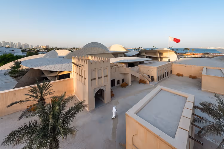 حصن ببوابات والأقراص البيضاء لمتحف قطر