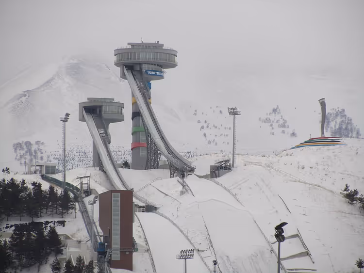 Rampas de salto de esqui numa encosta nevada no inverno