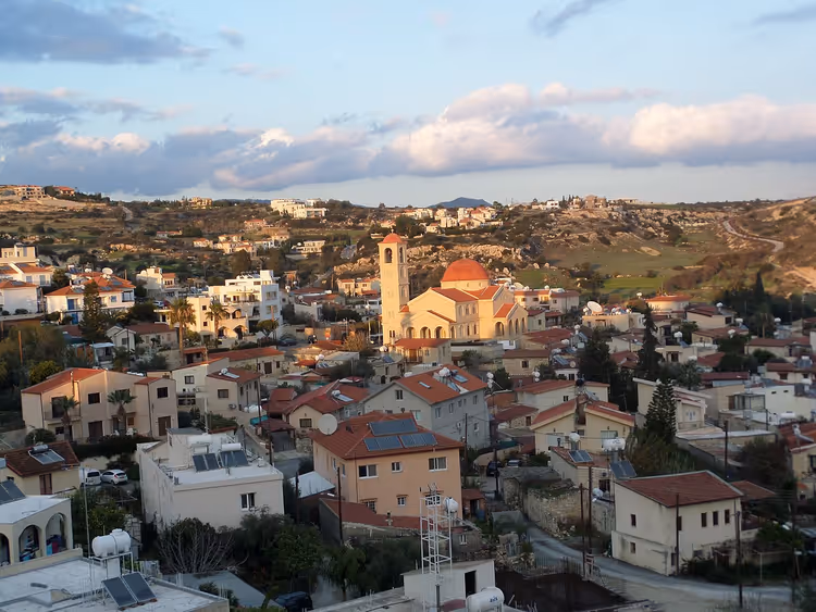 Panorama van centraal Agios Tychonas met kerk en heuvels