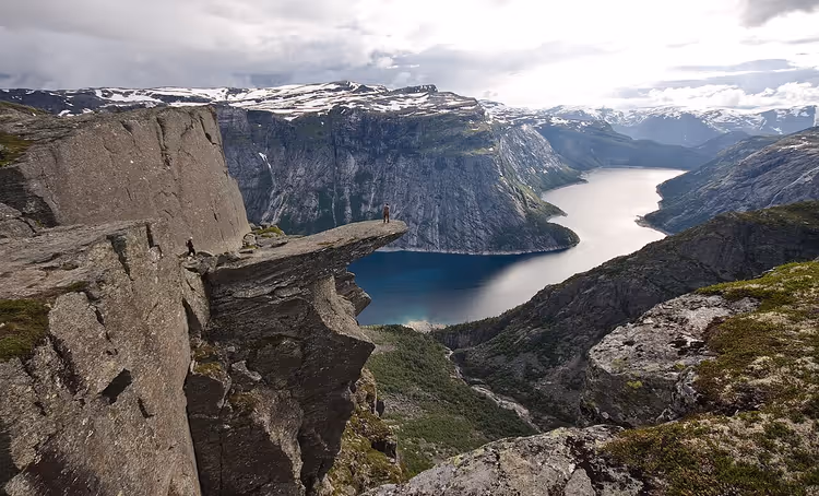 Norveç'te Ringedalsvatnet gölü üzerindeki Troll's Tongue