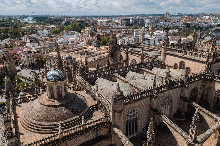 Kuppel og tak på Sevilla-katedralen sett ovenfra