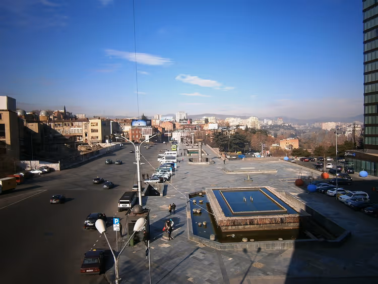 Panorama van het Plein van de Eerste Republiek in Tbilisi overdag