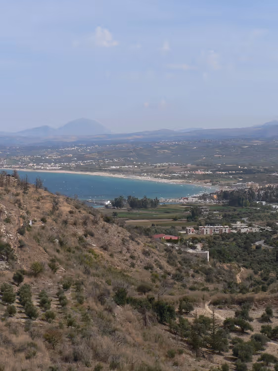 Panorama van Georgioupolis vanaf een heuvel aan zee