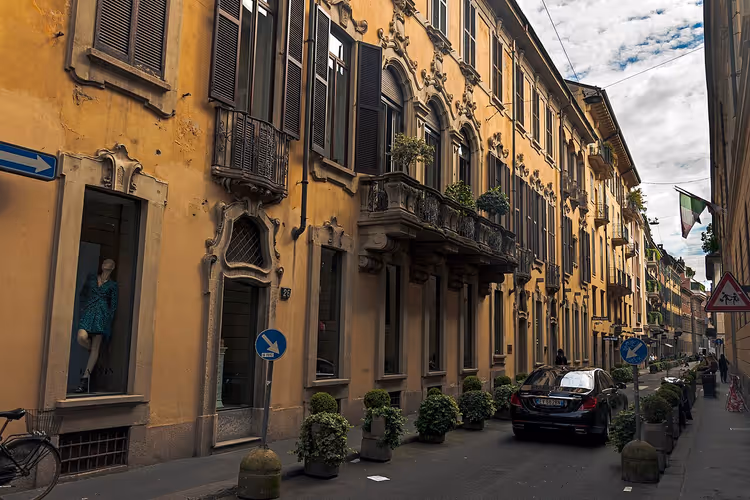 Gate i Milano med et butikkvindu og en mannekeng