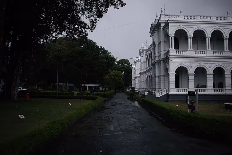 Colombo'da kemerli beyaz sömürge dönemi müze binası