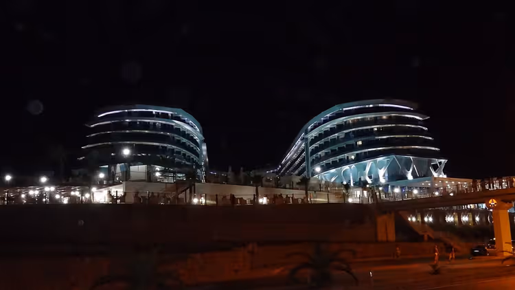 فايكينغ إنفينيتي ريزورت آند سبا ليلاً