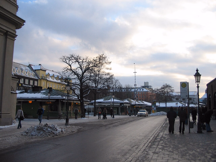 Pavillons enneigés au Viktualienmarkt par une soirée d'hiver