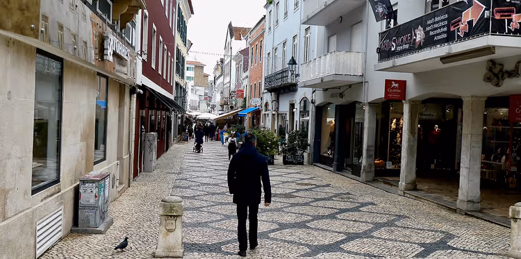 Winkelstraat met mozaïekbestrating in Cascais