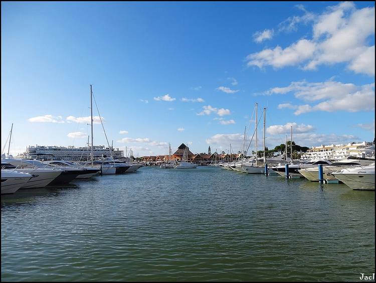 Yachten in der Marina von Vilamoura an einem sonnigen Tag