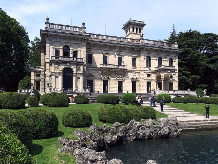 Neoklassisk villa med tårn, park og dam