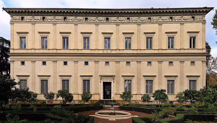 Bahçeli Villa Farnesina'nın güney cephesi