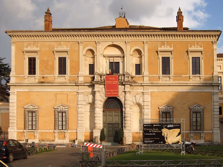 Fachada da Villa Giulia com uma faixa vermelha