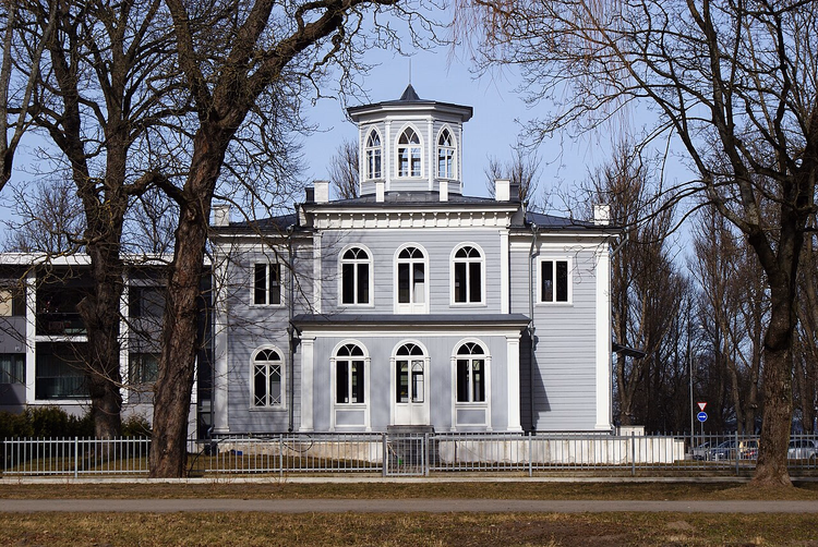 Grijze villa Mon Repos met een torentje in Kadriorg