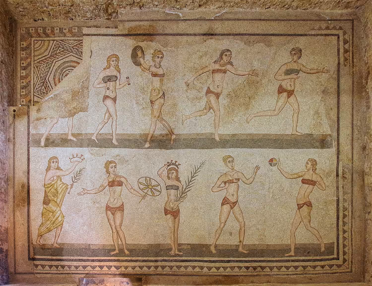 Bikini giyen kadın sporcuların Roma mozaiği