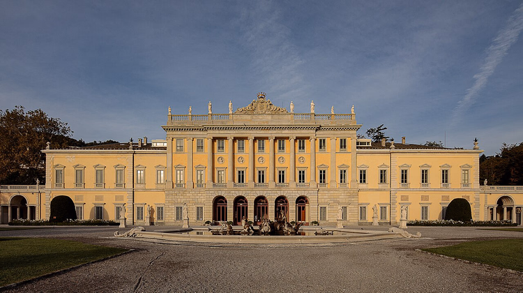 Den gule fasaden til Villa Olmo med en fontene