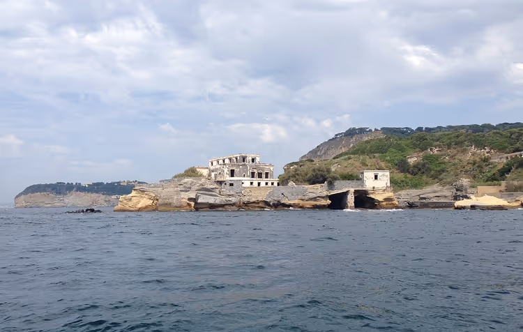 Руины виллы Гайола на скалистом островке в море