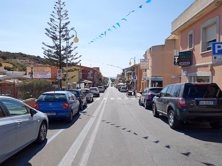 Arabalar ve evlerle Villasimius'ta bir sokak